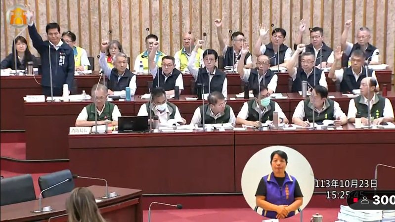 高市議員李雅靜針對近日憲法法庭死刑釋憲結果詢問在場警察局長及分局長意見，所有人皆舉手表示支持死刑存在。圖／李雅靜服務處提供