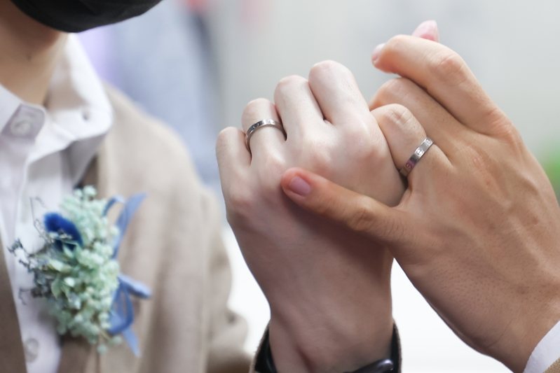 桃園鍾姓男子與未成年呂女未獲同意偷偷辦結婚登記,偽簽法定代理人同意書,依共同犯行使偽造私文書罪,判鍾男3月、呂女2月,緩刑2年;鍾上訴二審請求宣告緩刑遭駁回。示意圖與本文無關。記者葉信菉/攝影 桃園鍾姓男子與未成年呂女未獲同意偷偷辦結婚登記,偽簽法定代理人同意書,依共同犯行使偽造私文書罪,判鍾男3月、呂女2月,緩刑2年;鍾上訴二審請求宣告緩刑遭駁回。示意圖與本文無關。記者葉信菉/攝影