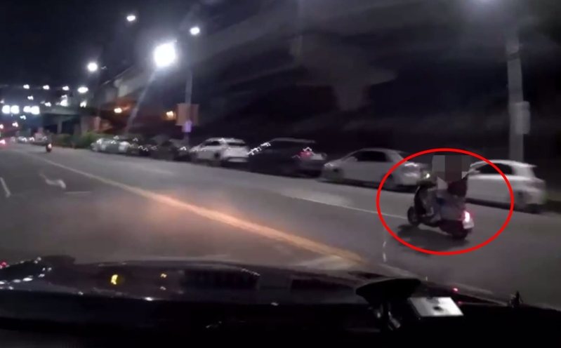 新北市蘆洲區日前深夜有2名男子共乘機車未戴安全帽拒檢,還衝撞警車、危險駕駛飆車逃逸。記者林昭彰/翻攝 新北市蘆洲區日前深夜有2名男子共乘機車未戴安全帽拒檢,還衝撞警車、危險駕駛飆車逃逸。記者林昭彰/翻攝
