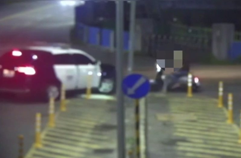 新北市蘆洲區日前深夜有2名男子共乘機車未戴安全帽拒檢,還衝撞警車、危險駕駛飆車逃逸。記者林昭彰/翻攝 新北市蘆洲區日前深夜有2名男子共乘機車未戴安全帽拒檢,還衝撞警車、危險駕駛飆車逃逸。記者林昭彰/翻攝