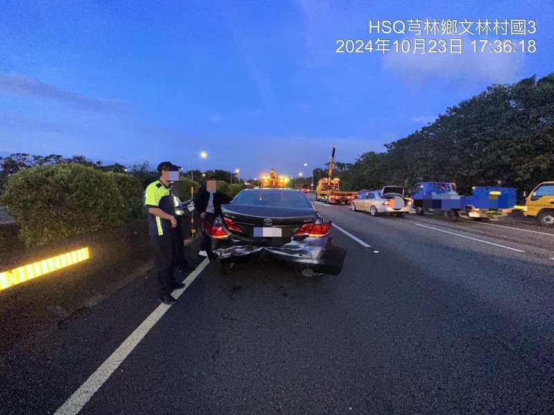 國道3號新竹芎林北上路段今天傍晚5點多發生4輛小型車連環追撞、碰撞事故。圖/警方提供 國道3號新竹芎林北上路段今天傍晚5點多發生4輛小型車連環追撞、碰撞事故。圖/警方提供