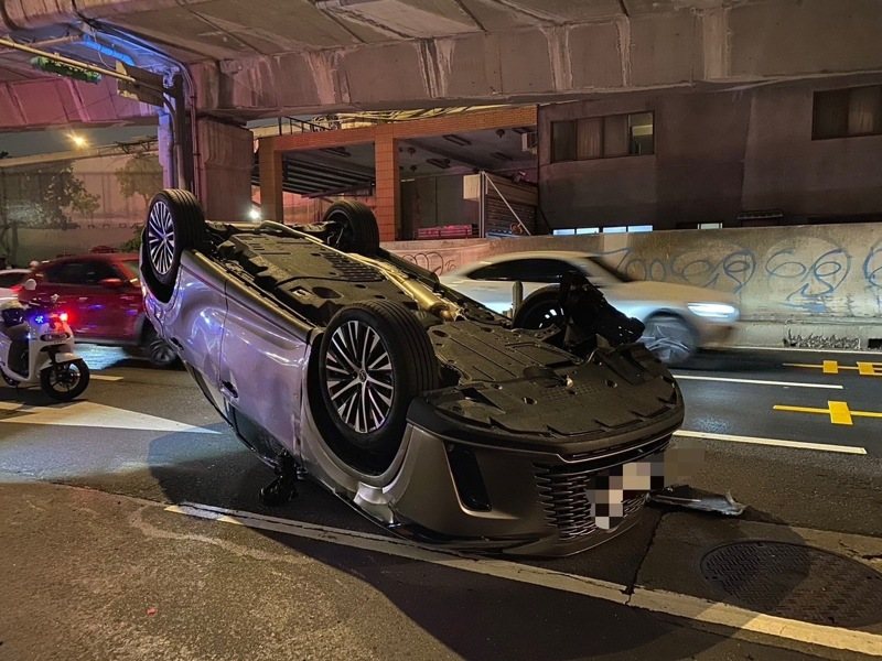 台北市環河北路一段23日發生汽車碰撞翻覆事故,49歲林姓駕駛一度受困車內,警消獲報馳援、將人送醫,經查林男酒測值達0.79毫克,後續依法偵辦。圖/中央社 台北市環河北路一段23日發生汽車碰撞翻覆事故,49歲林姓駕駛一度受困車內,警消獲報馳援、將人送醫,經查林男酒測值達0.79毫克,後續依法偵辦。圖/中央社