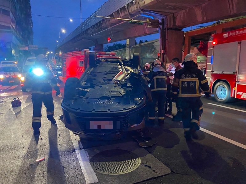 林姓男子今晚駕駛汽車沿台北市大同區環河北路一段往北行，自撞停放路邊的汽車後翻覆。記者李隆揆／翻攝