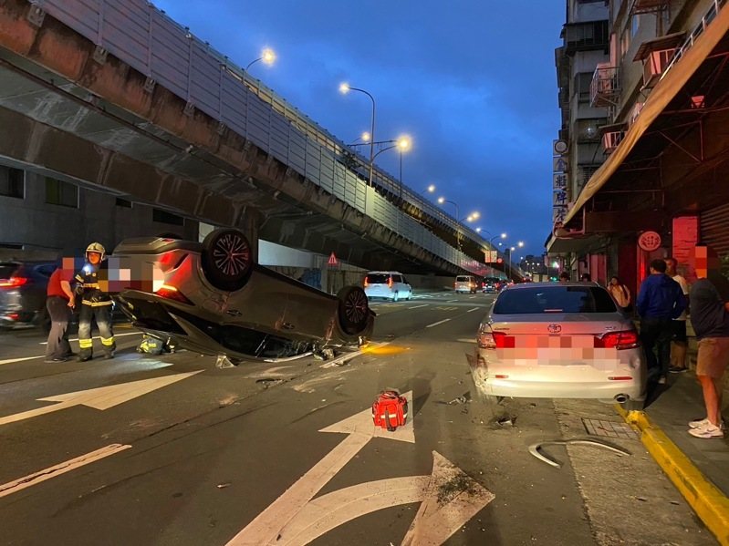 林姓男子今晚駕駛汽車沿台北市大同區環河北路一段往北行，自撞停放路邊的汽車後翻覆。記者李隆揆／翻攝