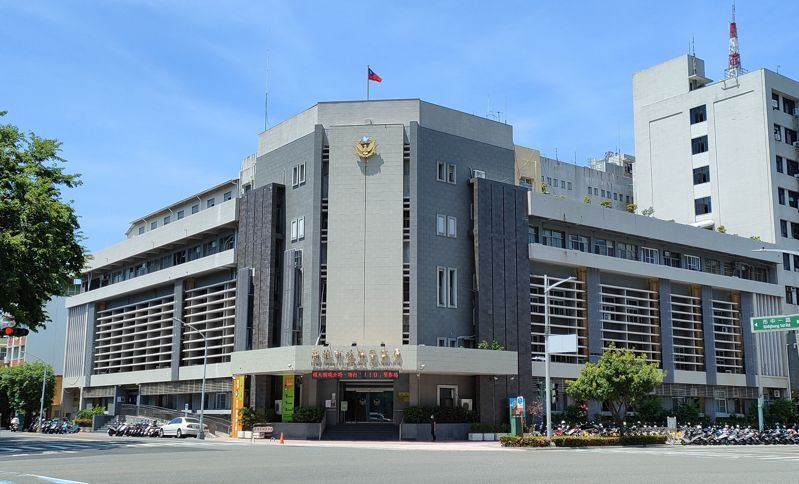 高雄警員在超商撿到1張悠遊卡卻占為己有,高雄市警局查辦並記過。記者林保光/攝影 高雄警員在超商撿到1張悠遊卡卻占為己有,高雄市警局查辦並記過。記者林保光/攝影