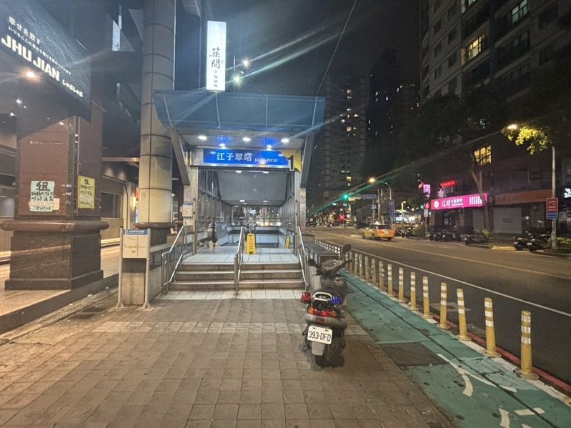 海山分局江翠派出所警員獲報趕抵現場處理。記者黃子騰／翻攝