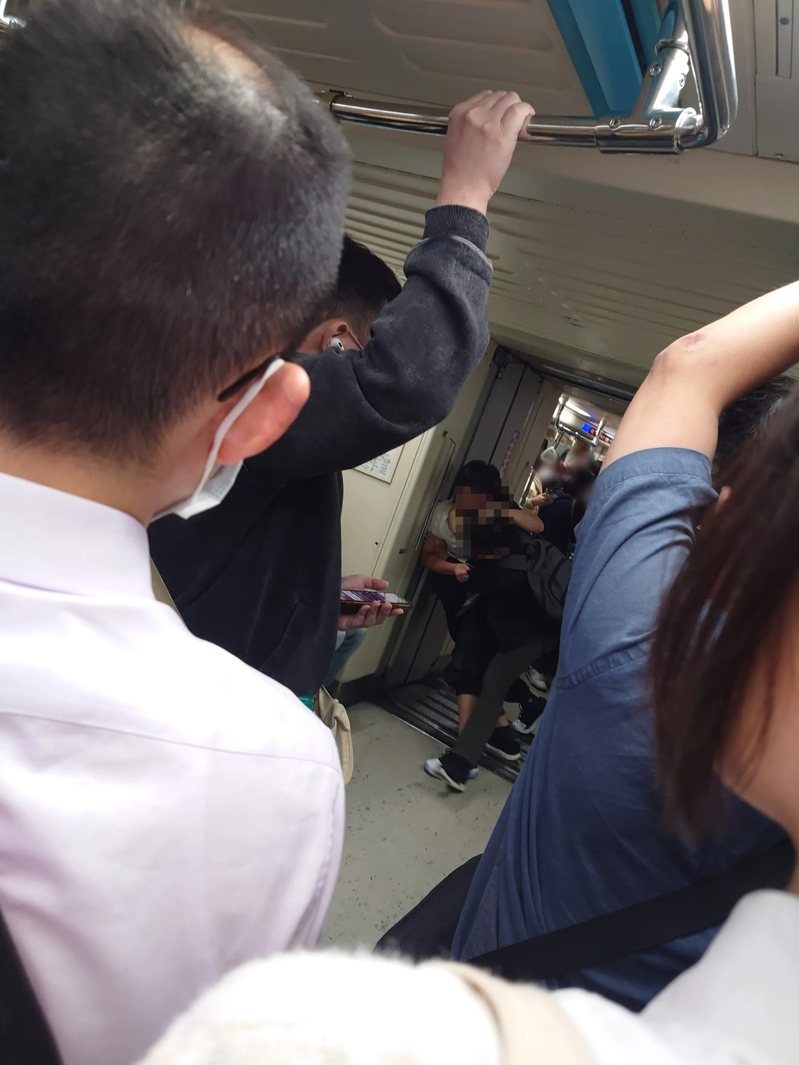 蕭男及趙男在捷運板南線列車上互毆。圖／翻攝自黑色豪門企業