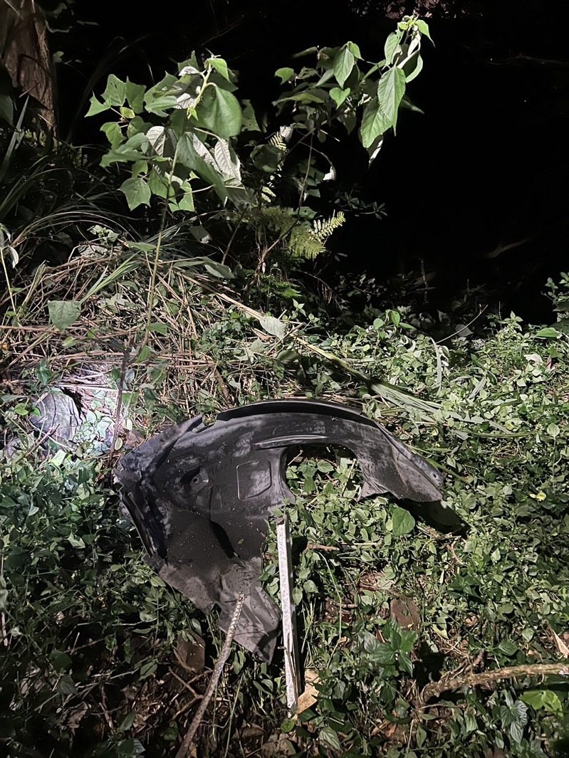 洪男昨晚酒後駕車,人車行經新北市五股區中直路一處過彎處失控衝下邊坡,肢體擦傷送醫無大礙。記者曾伯愷/翻攝 洪男昨晚酒後駕車,人車行經新北市五股區中直路一處過彎處失控衝下邊坡,肢體擦傷送醫無大礙。記者曾伯愷/翻攝