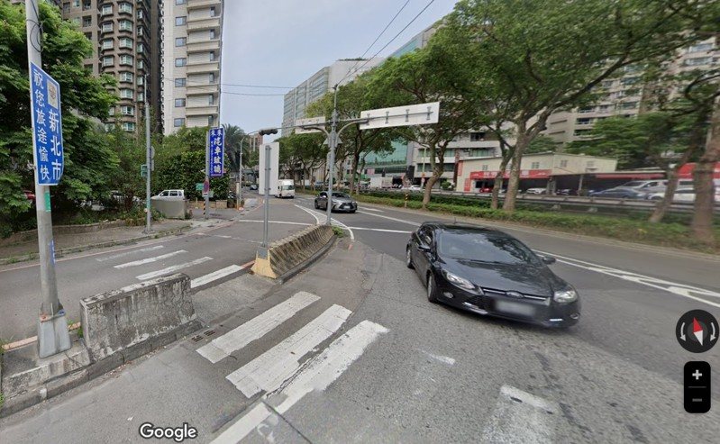 蕭姓駕駛去年開車行駛在新北巿新店區中興路二段右轉專用道，向右往國道3號新店交流道匝道時未打右方向燈被檢舉，開罰1200元，他不服打官司最終勝訴。示意圖(非當事車)／取自Google Maps