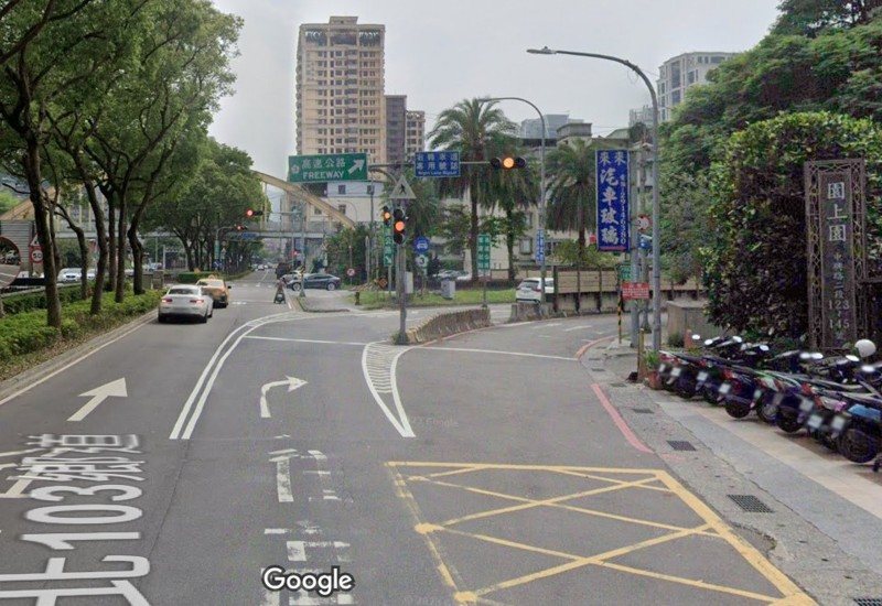 蕭姓駕駛去年開車行駛在新北巿新店區中興路二段右轉專用道，向右往國道3號新店交流道匝道時未打右方向燈被檢舉，開罰1200元，他不服打官司最終勝訴。示意圖／取自Google Maps