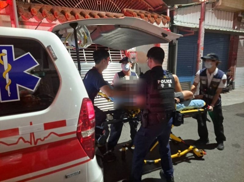高雄市鳳山區南榮路凌晨發生火警,救護人員將屋主的姪子送醫。記者林保光/翻攝 高雄市鳳山區南榮路凌晨發生火警,救護人員將屋主的姪子送醫。記者林保光/翻攝