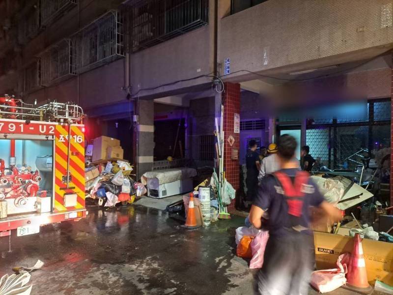 高雄市鳳山區南榮路凌晨發生火警。記者林保光/翻攝 高雄市鳳山區南榮路凌晨發生火警。記者林保光/翻攝