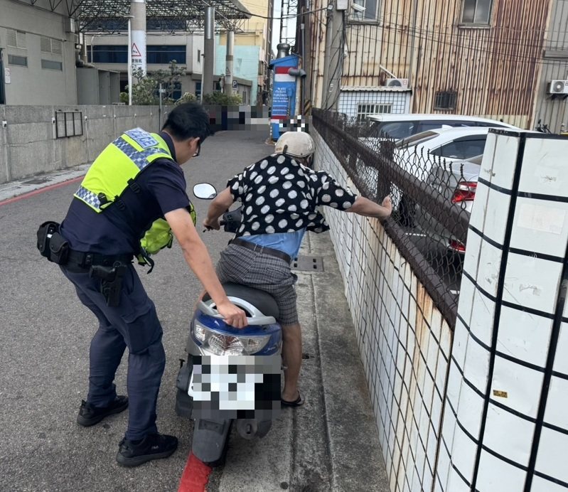 台中梧棲區出現強風,81歲老翁騎機車被吹到快車道分隔島無法動彈,清水警巡經發現及時救援。圖/警方提供 台中梧棲區出現強風,81歲老翁騎機車被吹到快車道分隔島無法動彈,清水警巡經發現及時救援。圖/警方提供