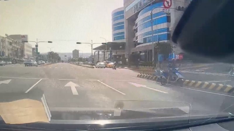 台中梧棲區出現強風,81歲老翁騎機車被吹到快車道分隔島無法動彈,清水警巡經發現及時救援。圖/警方提供 台中梧棲區出現強風,81歲老翁騎機車被吹到快車道分隔島無法動彈,清水警巡經發現及時救援。圖/警方提供