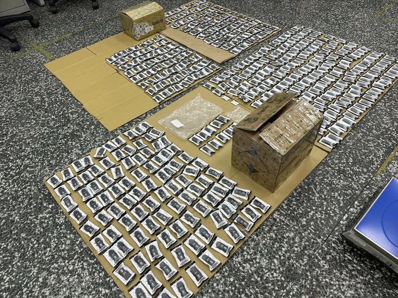 「依托咪酯」(喪屍煙彈)濫用,查獲量增多,圖為刑事局日前查獲1.3公斤「依托咪酯」,共616顆「喪屍煙彈」,市價3千萬元。記者李奕昕/翻攝 「依托咪酯」(喪屍煙彈)濫用,查獲量增多,圖為刑事局日前查獲1.3公斤「依托咪酯」,共616顆「喪屍煙彈」,市價3千萬元。記者李奕昕/翻攝