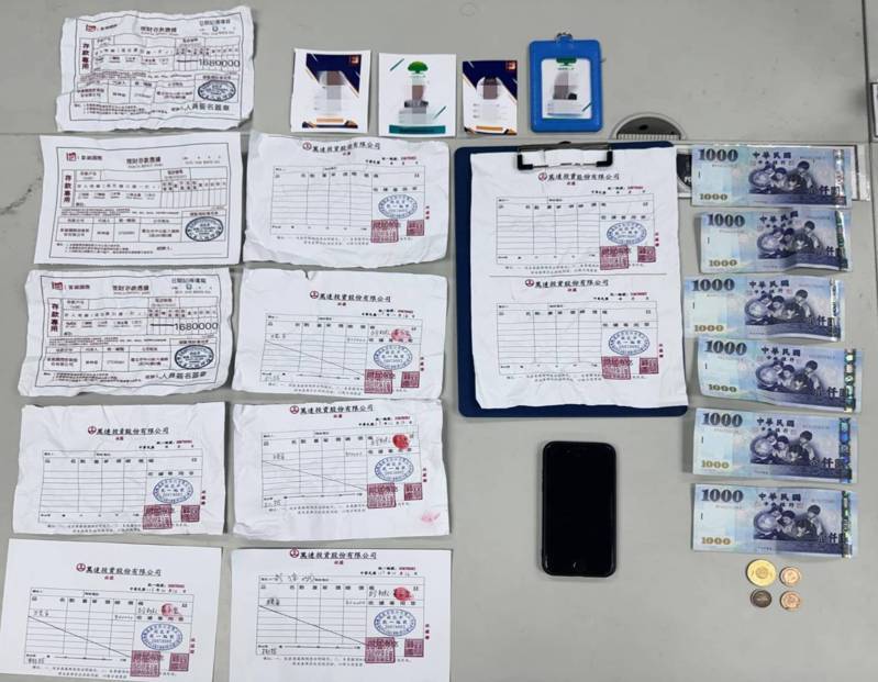 南港警方抓車手查獲查獲贓證物。記者蕭雅娟/翻攝 南港警方抓車手查獲查獲贓證物。記者蕭雅娟/翻攝