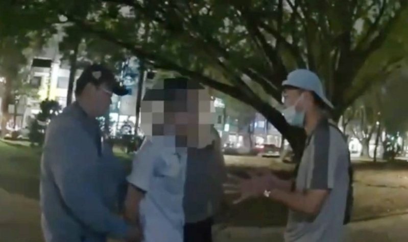 馬來西亞觀光客陳姓男子（左二）涉嫌當詐團車手，昨晚在三民公園被捕。記者林保光／翻攝