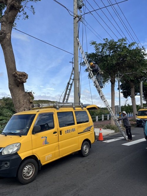 台中市沙鹿區中清路七段三民路口今天發生車禍,騎士疑被掉落電線拌倒摔傷,送醫急救,安全帽仍留在現場,工程人員搶修。記者游振昇/翻攝 台中市沙鹿區中清路七段三民路口今天發生車禍,騎士疑被掉落電線拌倒摔傷,送醫急救,安全帽仍留在現場,工程人員搶修。記者游振昇/翻攝