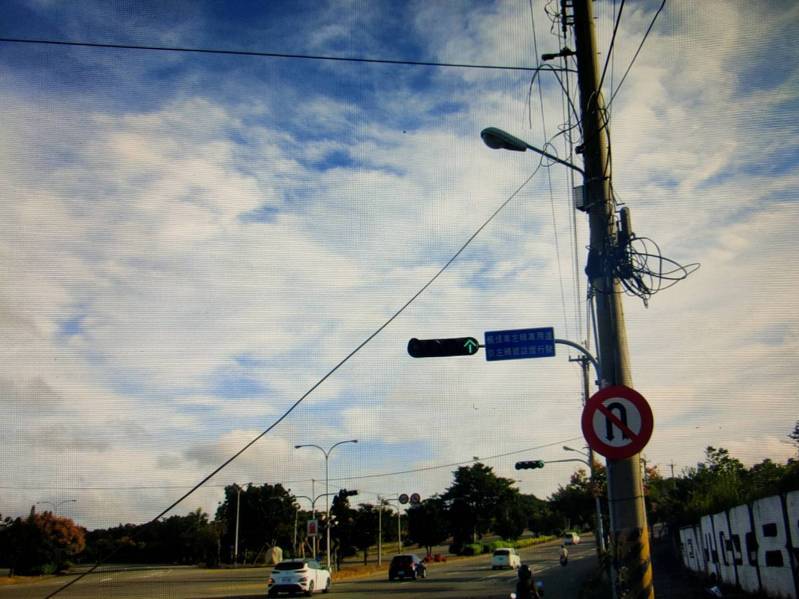 台中市沙鹿區中清路七段三民路口今天發生車禍,騎士疑被掉落電線拌倒摔傷,送醫急救,安全帽仍留在現場。記者游振昇/翻攝 台中市沙鹿區中清路七段三民路口今天發生車禍,騎士疑被掉落電線拌倒摔傷,送醫急救,安全帽仍留在現場。記者游振昇/翻攝