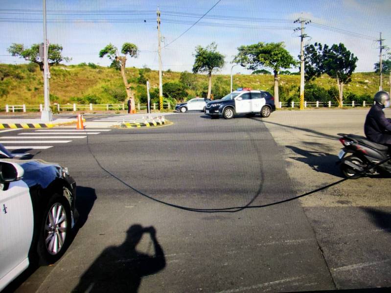 台中市沙鹿區中清路七段三民路口今天發生車禍,騎士疑被掉落電線拌倒摔傷,送醫急救,安全帽仍留在現場。記者游振昇/翻攝 台中市沙鹿區中清路七段三民路口今天發生車禍,騎士疑被掉落電線拌倒摔傷,送醫急救,安全帽仍留在現場。記者游振昇/翻攝