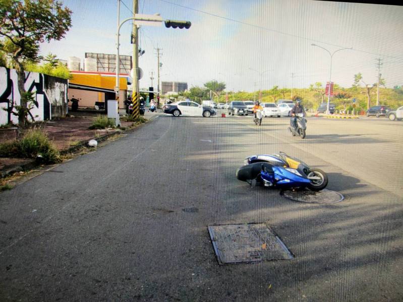 台中市沙鹿區中清路七段三民路口今天發生車禍,騎士疑被掉落電線拌倒摔傷,送醫急救,安全帽仍留在現場。記者游振昇/翻攝 台中市沙鹿區中清路七段三民路口今天發生車禍,騎士疑被掉落電線拌倒摔傷,送醫急救,安全帽仍留在現場。記者游振昇/翻攝