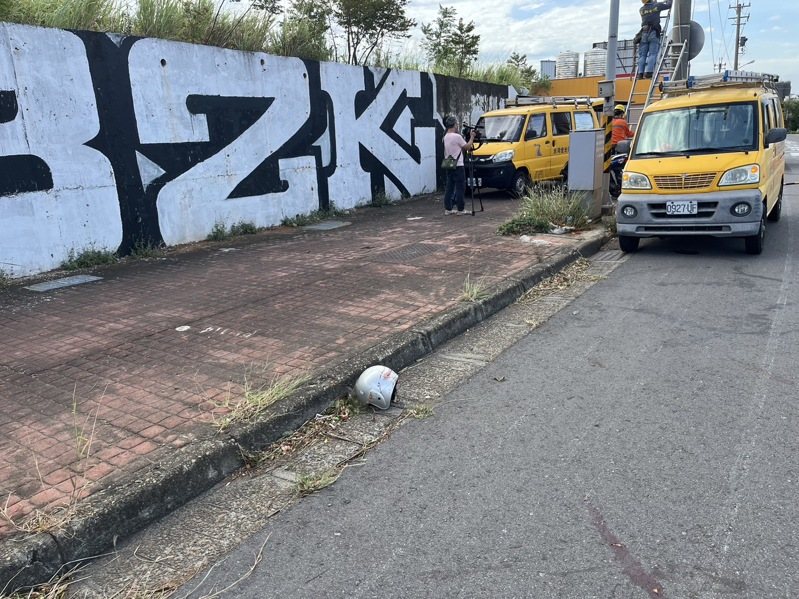 台中市沙鹿區中清路七段三民路口今天發生車禍,騎士疑被掉落電線拌倒摔傷,送醫急救,安全帽仍留在現場。記者游振昇/翻攝 台中市沙鹿區中清路七段三民路口今天發生車禍,騎士疑被掉落電線拌倒摔傷,送醫急救,安全帽仍留在現場。記者游振昇/翻攝