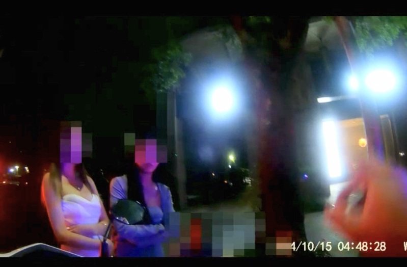 彭男車上2名年輕女性友人也下車幫求情,詢問警方「可以罰輕一點嗎?」記者曾健祐/翻攝 彭男車上2名年輕女性友人也下車幫求情,詢問警方「可以罰輕一點嗎?」記者曾健祐/翻攝