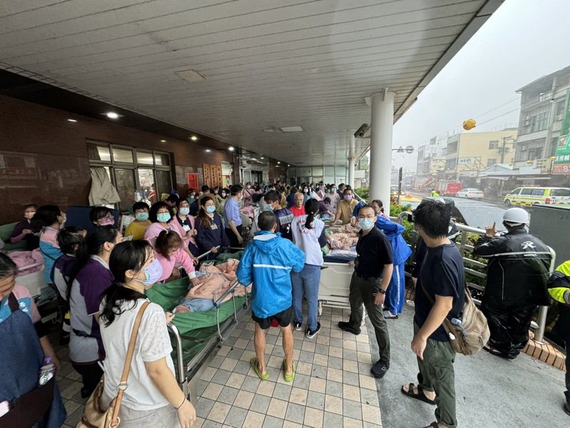 10月3日屏東東港安泰醫院發生嚴重火災釀8死。本報資料照