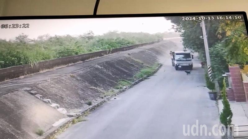 砂石車日前撞死黑狗肇逃,司機今天到案稱撿早餐沒注意,事後才發現有碾到狗。記者黃于凡/翻攝 砂石車日前撞死黑狗肇逃,司機今天到案稱撿早餐沒注意,事後才發現有碾到狗。記者黃于凡/翻攝