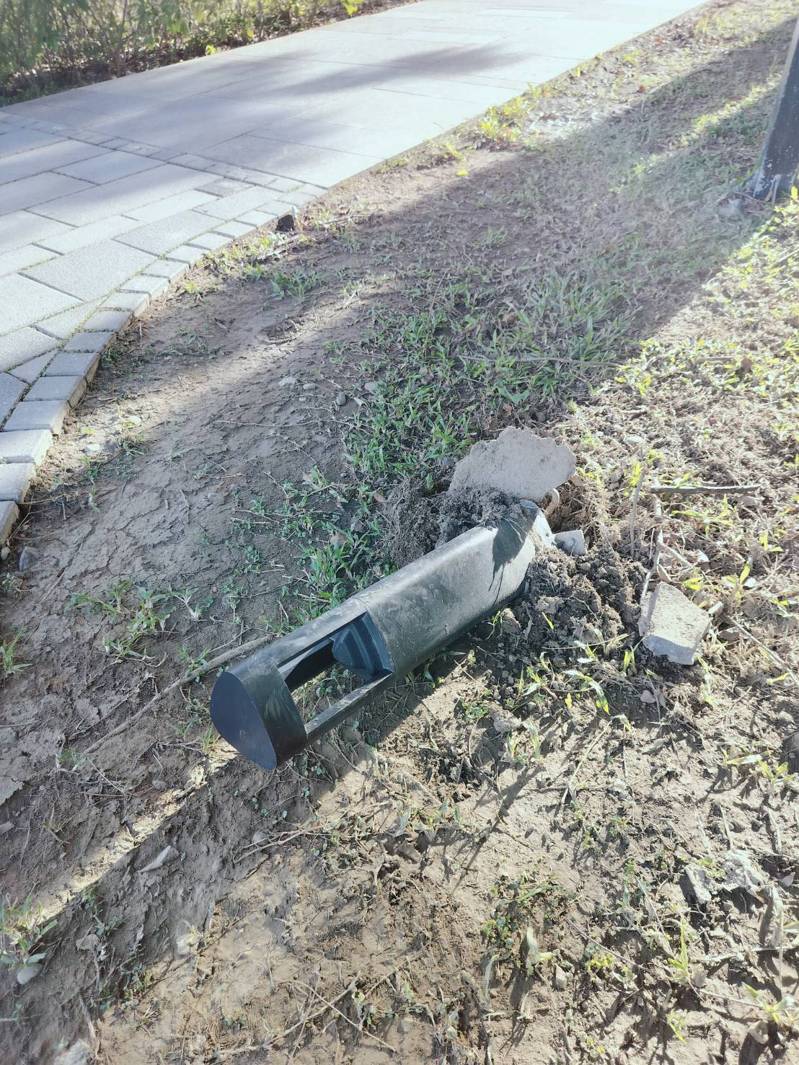 國立美術館園區內的路旁矮燈被踢倒在地。圖／張姓女市民提供