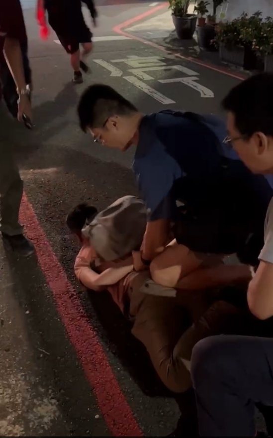 林姓女子前天與對方約定面交84萬元時，謝姓車手一現身，遭埋伏員警一擁而上壓制在地，查扣手機及贓款，經查謝竟來自馬來西亞。圖／讀者提供
