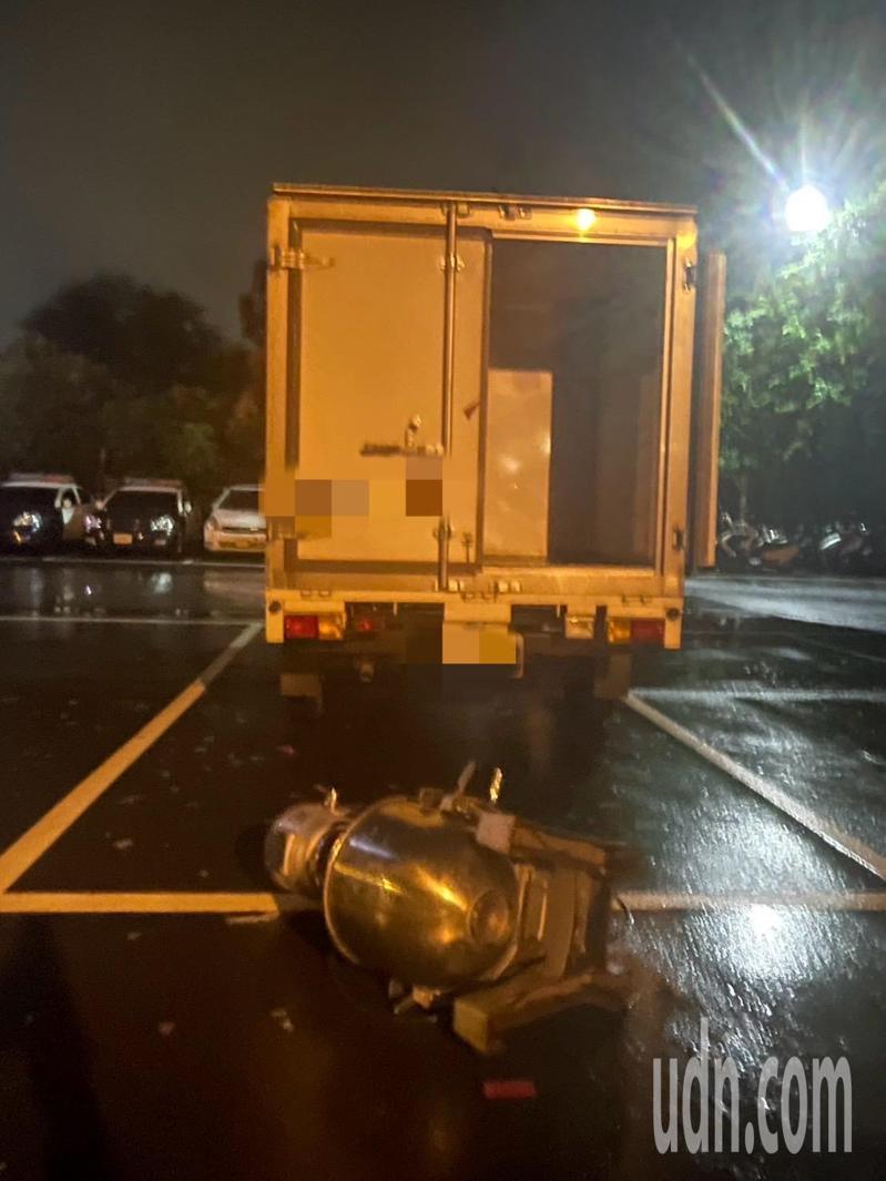 小貨車違停遭拖吊,車主鍾姓男子昨晚前往永和拖吊場領車,打開後車門發現車內壞攪拌機傾斜,懷疑是拖吊過程造成,正在拍照存證,攪拌機竟突然滾落車外,鍾男怒持球棒砸毀拖吊場鋁門致玻璃碎滿地,警方今依法送辦。記者王長鼎/翻攝 小貨車違停遭拖吊,車主鍾姓男子昨晚前往永和拖吊場領車,打開後車門發現車內壞攪拌機傾斜,懷疑是拖吊過程造成,正在拍照存證,攪拌機竟突然滾落車外,鍾男怒持球棒砸毀拖吊場鋁門致玻璃碎滿地,警方今依法送辦。記者王長鼎/翻攝