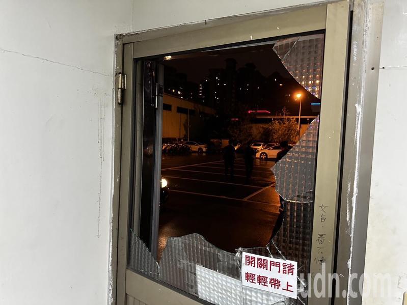 小貨車違停遭拖吊,車主鍾姓男子昨晚前往永和拖吊場領車,打開後車門發現車內壞攪拌機傾斜,懷疑是拖吊過程造成,正在拍照存證,攪拌機竟突然滾落車外,鍾男怒持球棒砸毀拖吊場鋁門致玻璃碎滿地,警方今依法送辦。記者王長鼎/翻攝 小貨車違停遭拖吊,車主鍾姓男子昨晚前往永和拖吊場領車,打開後車門發現車內壞攪拌機傾斜,懷疑是拖吊過程造成,正在拍照存證,攪拌機竟突然滾落車外,鍾男怒持球棒砸毀拖吊場鋁門致玻璃碎滿地,警方今依法送辦。記者王長鼎/翻攝