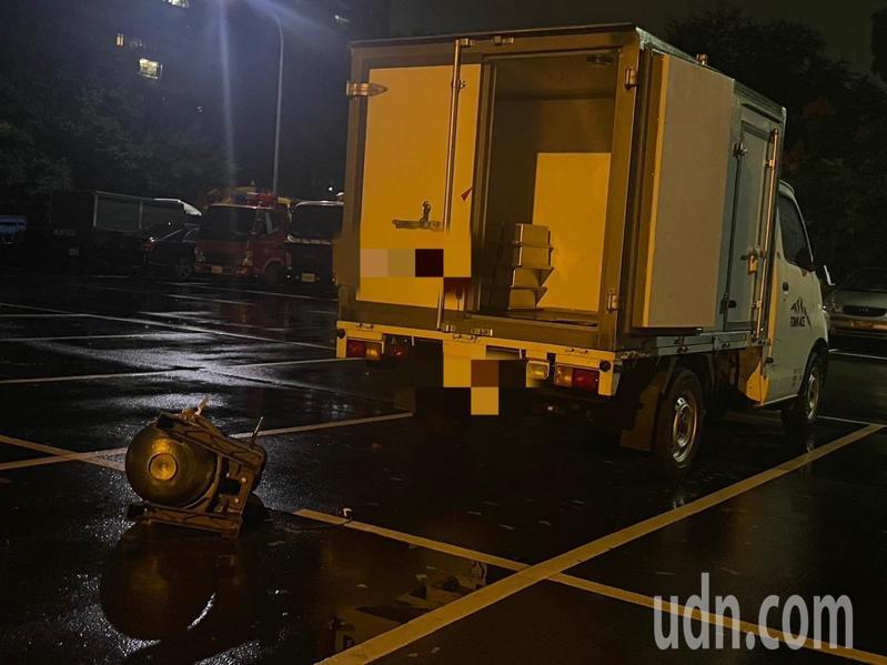 小貨車違停遭拖吊,車主鍾姓男子昨晚前往永和拖吊場領車,打開後車門發現車內壞攪拌機傾斜,懷疑是拖吊過程造成,正在拍照存證,攪拌機竟突然滾落車外,鍾男怒持球棒砸毀拖吊場鋁門致玻璃碎滿地,警方今依法送辦。記者王長鼎/翻攝 小貨車違停遭拖吊,車主鍾姓男子昨晚前往永和拖吊場領車,打開後車門發現車內壞攪拌機傾斜,懷疑是拖吊過程造成,正在拍照存證,攪拌機竟突然滾落車外,鍾男怒持球棒砸毀拖吊場鋁門致玻璃碎滿地,警方今依法送辦。記者王長鼎/翻攝