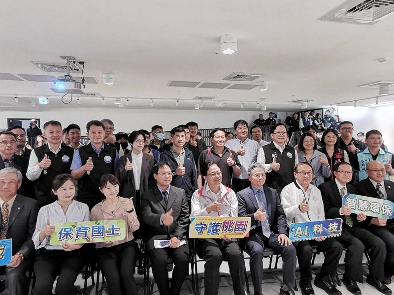 桃園市長張善政(中)在檢調警環廉打擊犯罪合作會議,宣示運用AI科技一條鞭打擊環保不法。記者曾增勳/攝影 桃園市長張善政(中)在檢調警環廉打擊犯罪合作會議,宣示運用AI科技一條鞭打擊環保不法。記者曾增勳/攝影