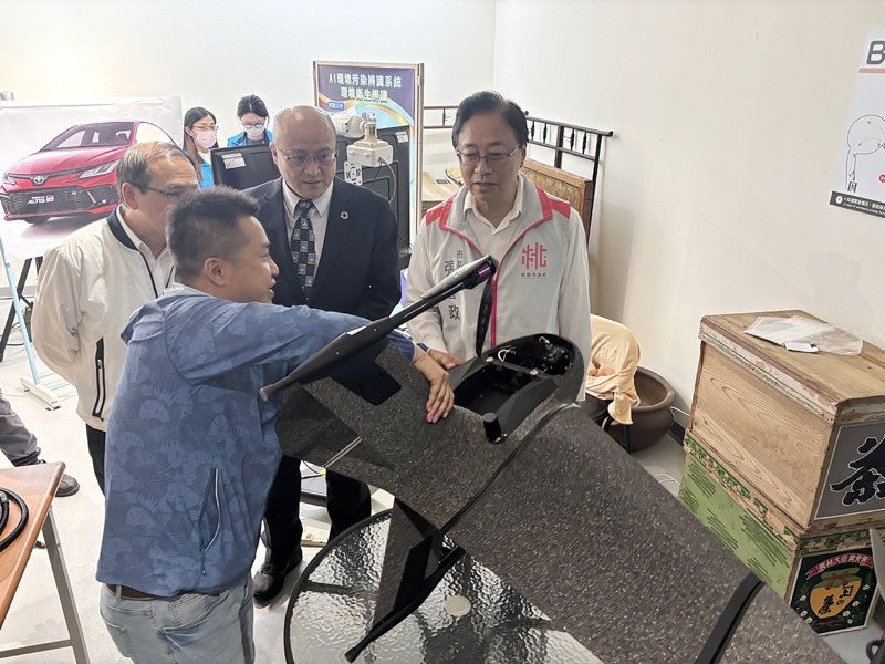 桃園市長張善政(右)視察運用AI智慧科技打擊環保不法。記者曾增勳/攝影 桃園市長張善政(右)視察運用AI智慧科技打擊環保不法。記者曾增勳/攝影