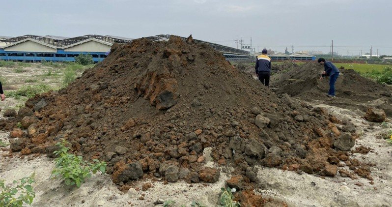 台北、新北、新竹3市的工程廢土石運到彰化縣傾倒。圖/彰檢提供 台北、新北、新竹3市的工程廢土石運到彰化縣傾倒。圖/彰檢提供