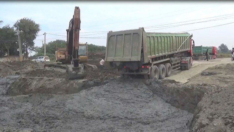 彰化縣農地和廢魚塭遭台北、新北、新竹3市大量工程廢土石傾倒。圖/彰檢提供 彰化縣農地和廢魚塭遭台北、新北、新竹3市大量工程廢土石傾倒。圖/彰檢提供