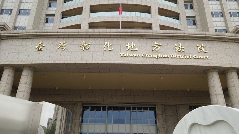 彰化沿海鄉鎮農地魚塭被倒廢土,檢方起訴土方清運業者等181人,彰化地方法院經1年多審理,王姓土石方業者及其負責公司無罪,其餘被告坦承犯行遭處罰金或判4月至3年不等刑期。(記者簡慧珍/攝影) 彰化沿海鄉鎮農地魚塭被倒廢土,檢方起訴土方清運業者等181人,彰化地方法院經1年多審理,王姓土石方業者及其負責公司無罪,其餘被告坦承犯行遭處罰金或判4月至3年不等刑期。(記者簡慧珍/攝影)