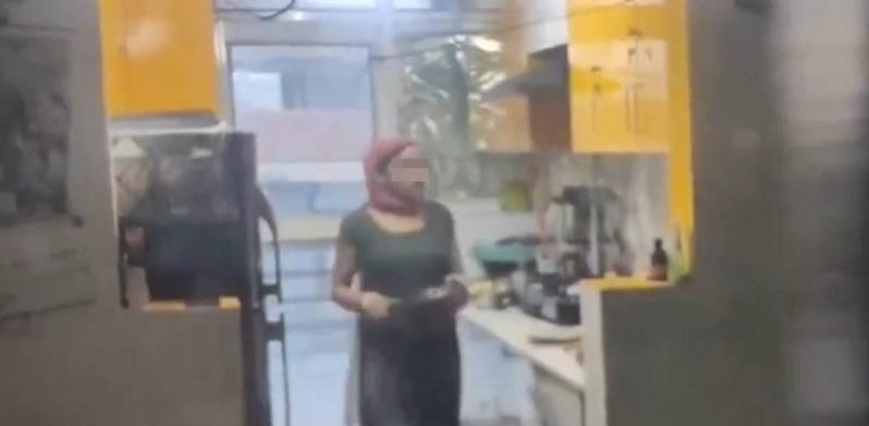 印度一個從事地產商業務的家庭近月陸續患病,妻子懷疑在家工作8年的女傭暗下毒手,於是隱藏鏡頭拍攝,果然拍到女傭在家排出新鮮尿液,繼而混入麵粉製成「加料麵餅」。圖/截自網路 印度一個從事地產商業務的家庭近月陸續患病,妻子懷疑在家工作8年的女傭暗下毒手,於是隱藏鏡頭拍攝,果然拍到女傭在家排出新鮮尿液,繼而混入麵粉製成「加料麵餅」。圖/截自網路