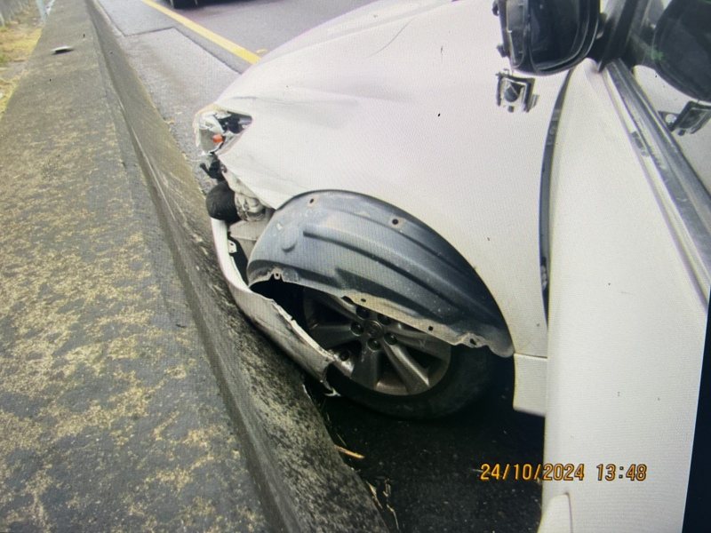 46歲的房姓轎車駕駛,今下午於國道1號南向56公里內壢路段,因不明原因不慎擦撞斜前方的21歲余姓大貨車駕駛,造成轎車左前方車頭凹毀。記者翁唯真/翻攝 46歲的房姓轎車駕駛,今下午於國道1號南向56公里內壢路段,因不明原因不慎擦撞斜前方的21歲余姓大貨車駕駛,造成轎車左前方車頭凹毀。記者翁唯真/翻攝
