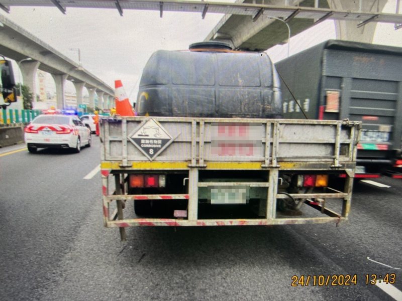 46歲的房姓轎車駕駛,今下午於國道1號南向56公里內壢路段,因不明原因不慎擦撞斜前方的21歲余姓大貨車駕駛。記者翁唯真/翻攝 46歲的房姓轎車駕駛,今下午於國道1號南向56公里內壢路段,因不明原因不慎擦撞斜前方的21歲余姓大貨車駕駛。記者翁唯真/翻攝