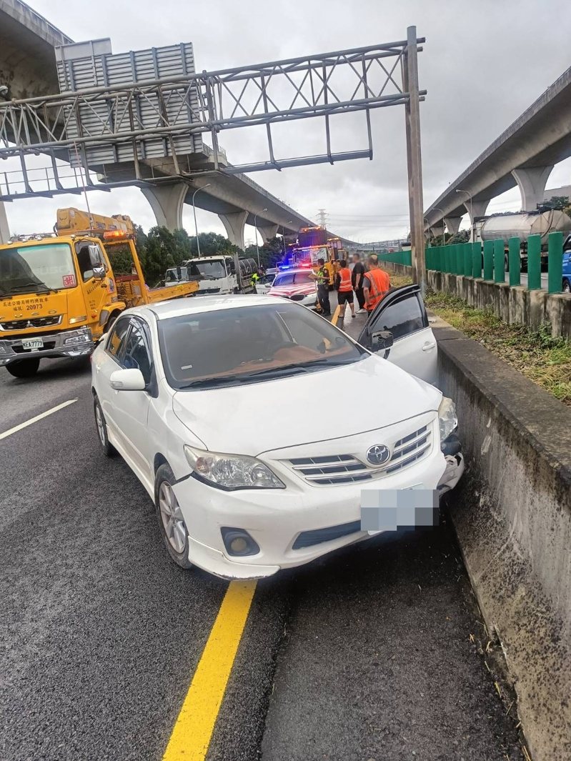 46歲的房姓轎車駕駛,今下午於國道1號南向56公里內壢路段,因不明原因不慎擦撞斜前方的21歲余姓大貨車駕駛,造成轎車左前方車頭凹毀。記者翁唯真/翻攝 46歲的房姓轎車駕駛,今下午於國道1號南向56公里內壢路段,因不明原因不慎擦撞斜前方的21歲余姓大貨車駕駛,造成轎車左前方車頭凹毀。記者翁唯真/翻攝