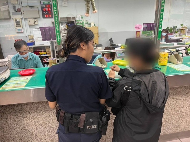 桃園市八德區一名武姓女子昨到郵局要匯款20萬元,遭行員發覺有異報警,經了解女子經由朋友認識介紹一名男子,結果對方向她借20萬元急用,警方勸說是典型假愛情詐騙。記者周嘉茹/翻攝 桃園市八德區一名武姓女子昨到郵局要匯款20萬元,遭行員發覺有異報警,經了解女子經由朋友認識介紹一名男子,結果對方向她借20萬元急用,警方勸說是典型假愛情詐騙。記者周嘉茹/翻攝