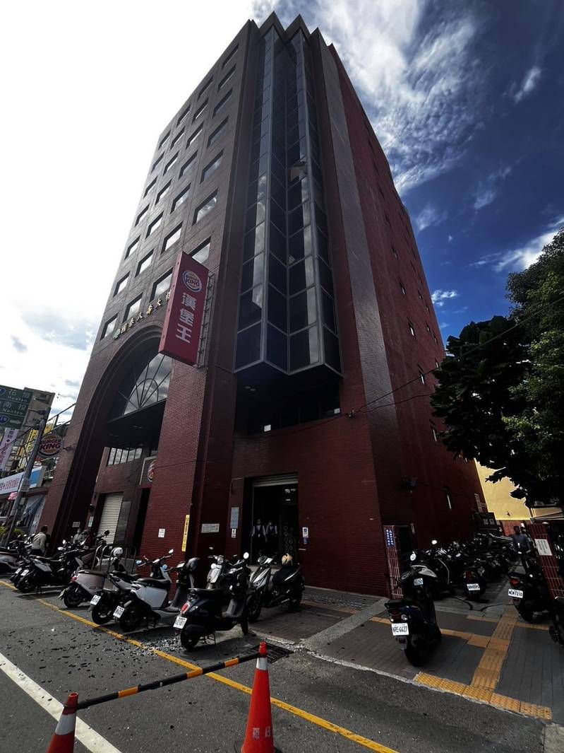 彰化市今天有強風將中山路二段國泰人壽大樓的玻璃吹落,砸中一名女員工,幸好送醫後無生命危險,目前現場交通管制中。圖/警方提供 彰化市今天有強風將中山路二段國泰人壽大樓的玻璃吹落,砸中一名女員工,幸好送醫後無生命危險,目前現場交通管制中。圖/警方提供