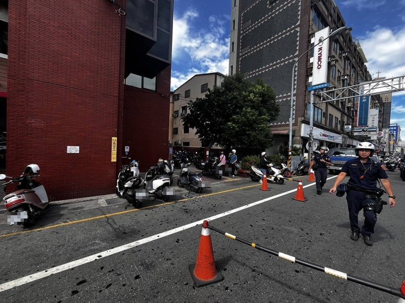 彰化市今天有強風將中山路二段國泰人壽大樓的玻璃吹落,砸中一名女員工,幸好送醫後無生命危險,目前現場交通管制中。圖/警方提供 彰化市今天有強風將中山路二段國泰人壽大樓的玻璃吹落,砸中一名女員工,幸好送醫後無生命危險,目前現場交通管制中。圖/警方提供