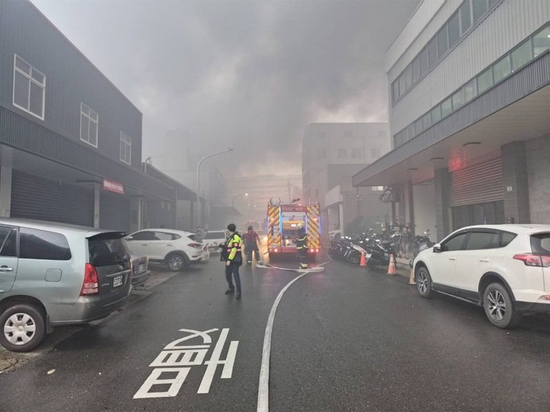桃園市桃園區鹽庫街一處回收工廠今下午3點多傳出火警,內部存放大量回收易燃物引發火勢,黑色濃煙竄升天際。記者周嘉茹/翻攝 桃園市桃園區鹽庫街一處回收工廠今下午3點多傳出火警,內部存放大量回收易燃物引發火勢,黑色濃煙竄升天際。記者周嘉茹/翻攝