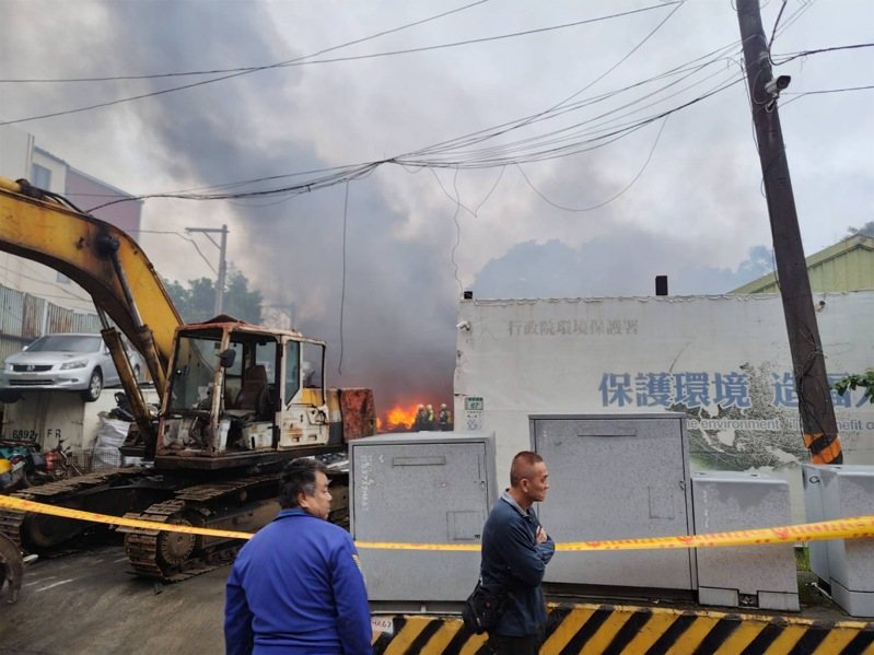 桃園市桃園區鹽庫街一處回收工廠今下午3點多傳出火警,內部存放大量回收易燃物引發火勢,黑色濃煙竄升天際。記者周嘉茹/翻攝 桃園市桃園區鹽庫街一處回收工廠今下午3點多傳出火警,內部存放大量回收易燃物引發火勢,黑色濃煙竄升天際。記者周嘉茹/翻攝