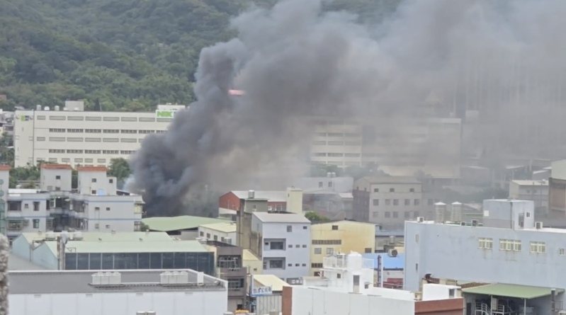 桃園市桃園區鹽庫街一處回收工廠今下午3點多傳出火警,內部存放大量回收易燃物引發火勢,黑色濃煙竄升天際。記者周嘉茹/翻攝 桃園市桃園區鹽庫街一處回收工廠今下午3點多傳出火警,內部存放大量回收易燃物引發火勢,黑色濃煙竄升天際。記者周嘉茹/翻攝