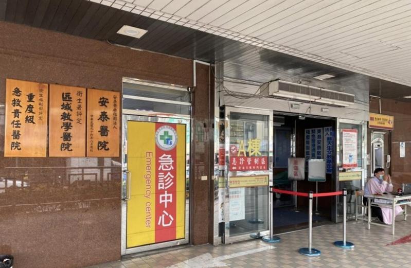 東港安泰醫院今天上午驚傳火警，疑似2樓配電室起火，竄出濃煙，消防人員趕抵現場。圖東港安泰醫院外觀。圖／報系資料照